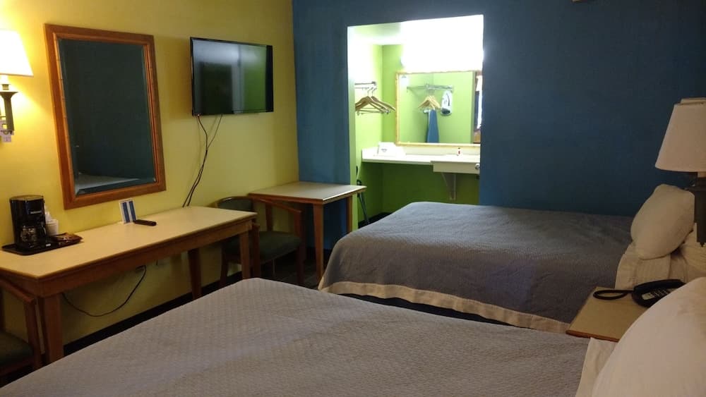 Days Inn & Suites by Wyndham Davenport 8