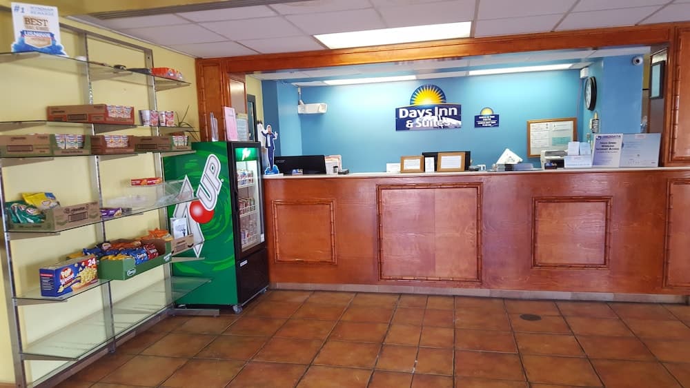 Days Inn & Suites by Wyndham Davenport 2