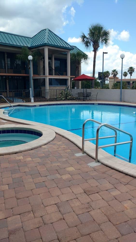 Days Inn & Suites by Wyndham Davenport 6