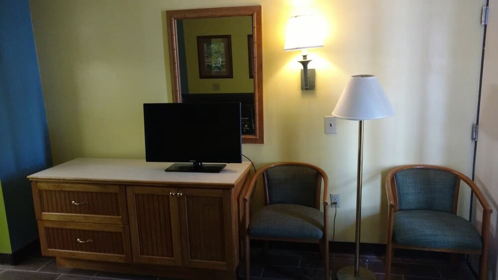 Days Inn & Suites by Wyndham Davenport 4