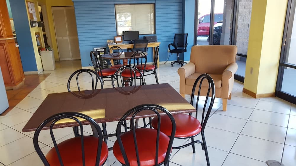 Days Inn & Suites by Wyndham Davenport