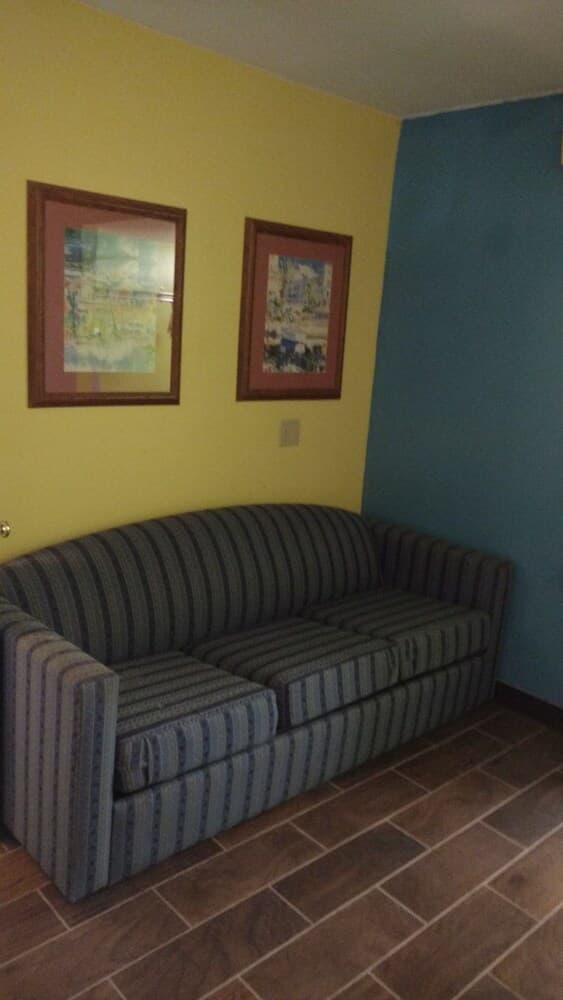 Days Inn & Suites by Wyndham Davenport 7