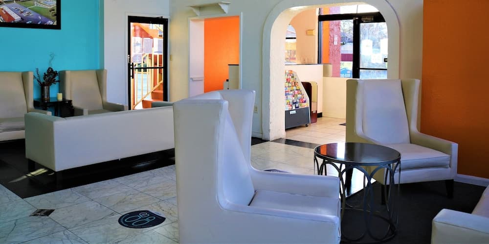 Howard Johnson by Wyndham Lake Front Park Kissimmee 4