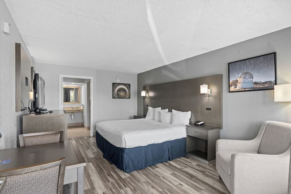 Baymont by Wyndham Orlando East 1