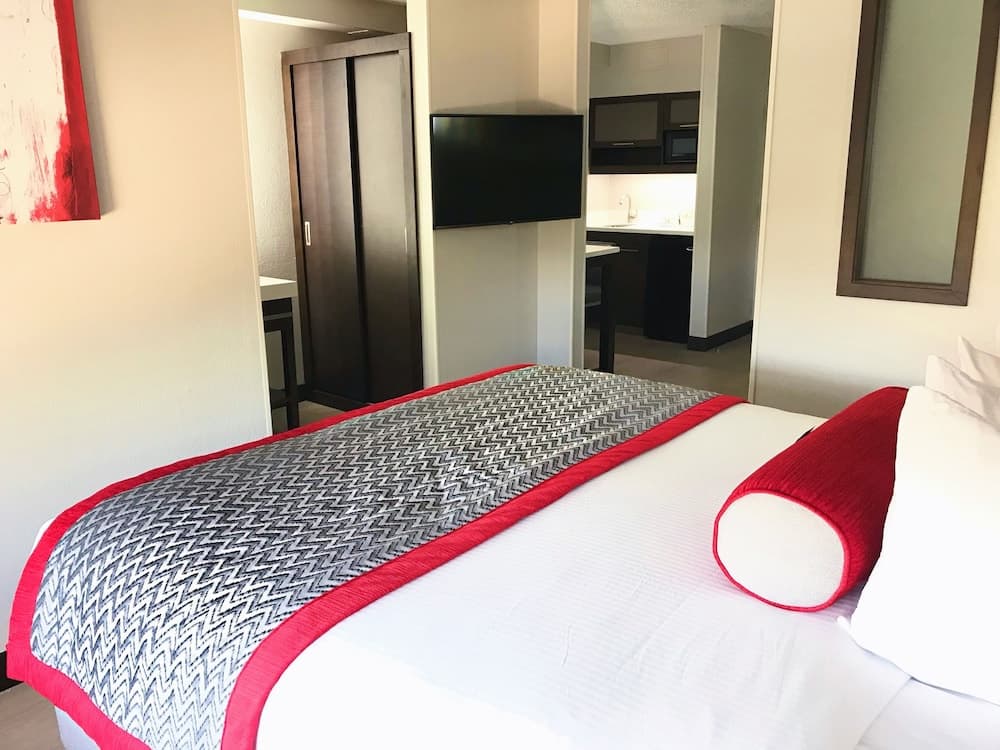 Ramada by Wyndham Suites Orlando Airport 4