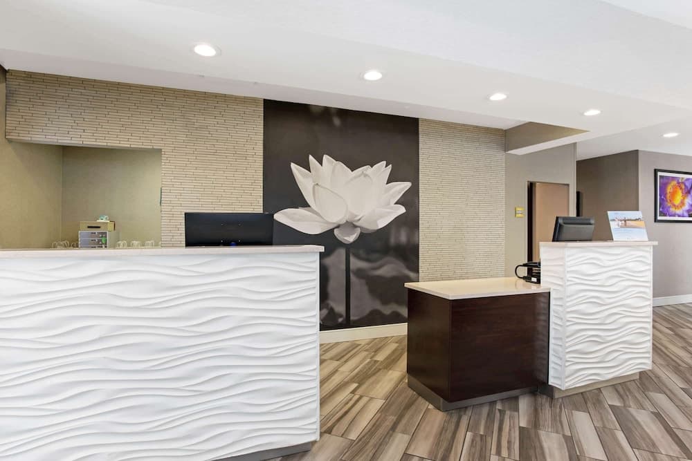 La Quinta by Wyndham Orlando Airport North - Free Airport Shuttle! 1
