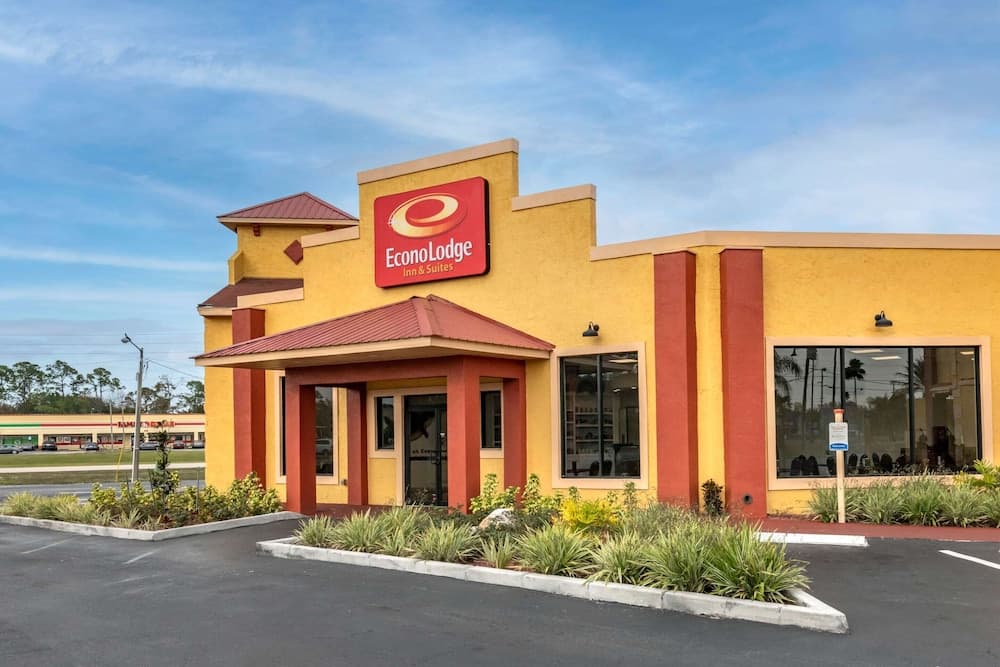 Econo Lodge Inn & Suites Maingate Central