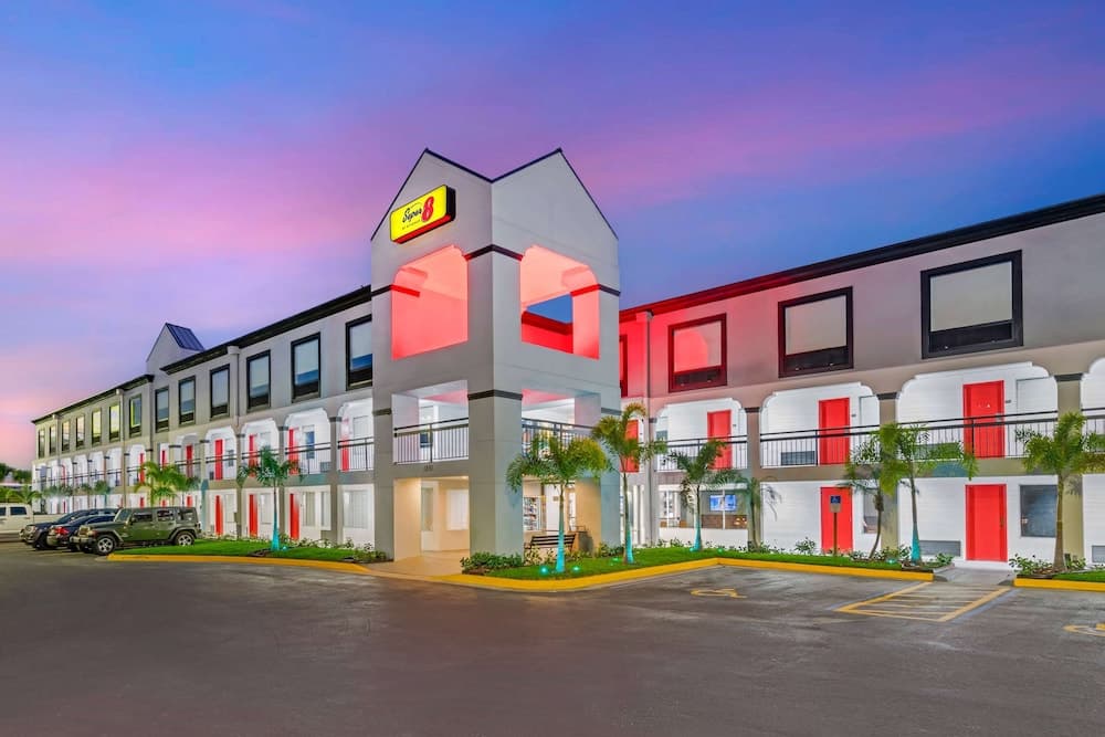 Super 8 by Wyndham Orlando Near Florida Mall 1
