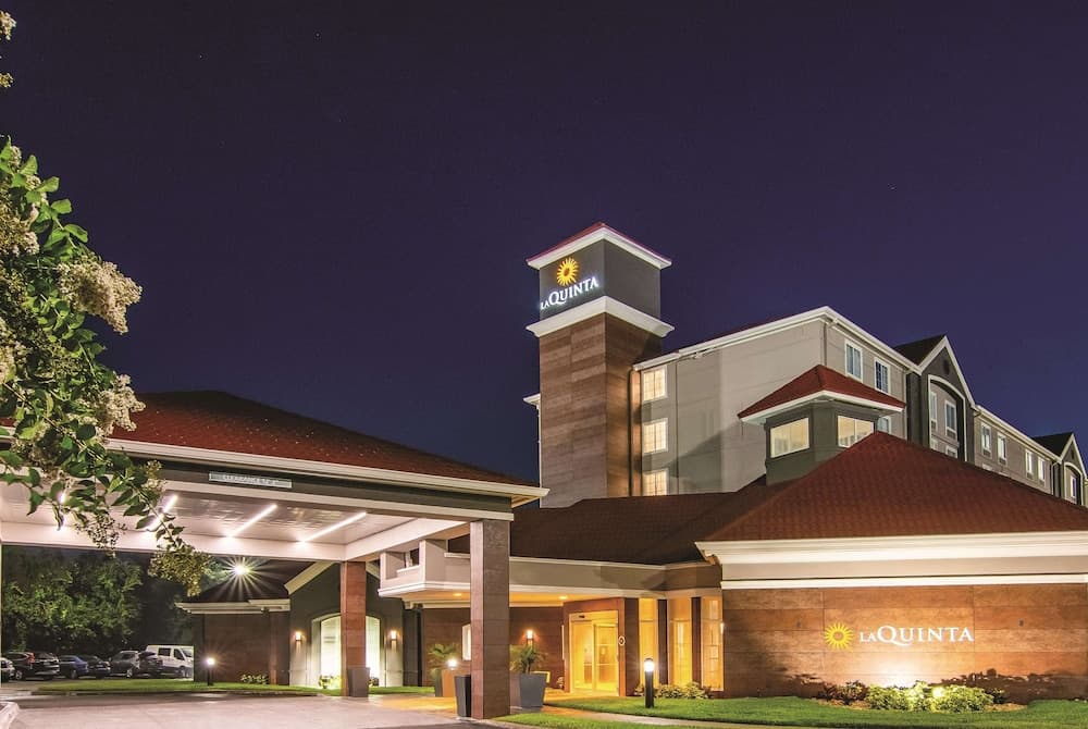 La Quinta Inn & Suites by Wyndham Orlando UCF 1