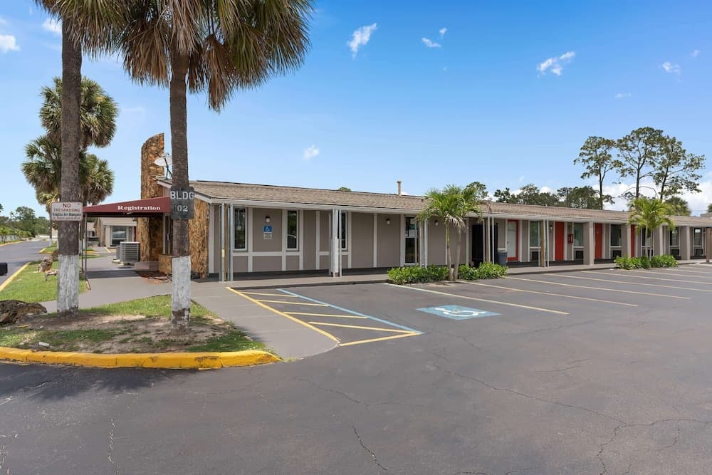 Super 8 by Wyndham Kissimmee/Orlando 1