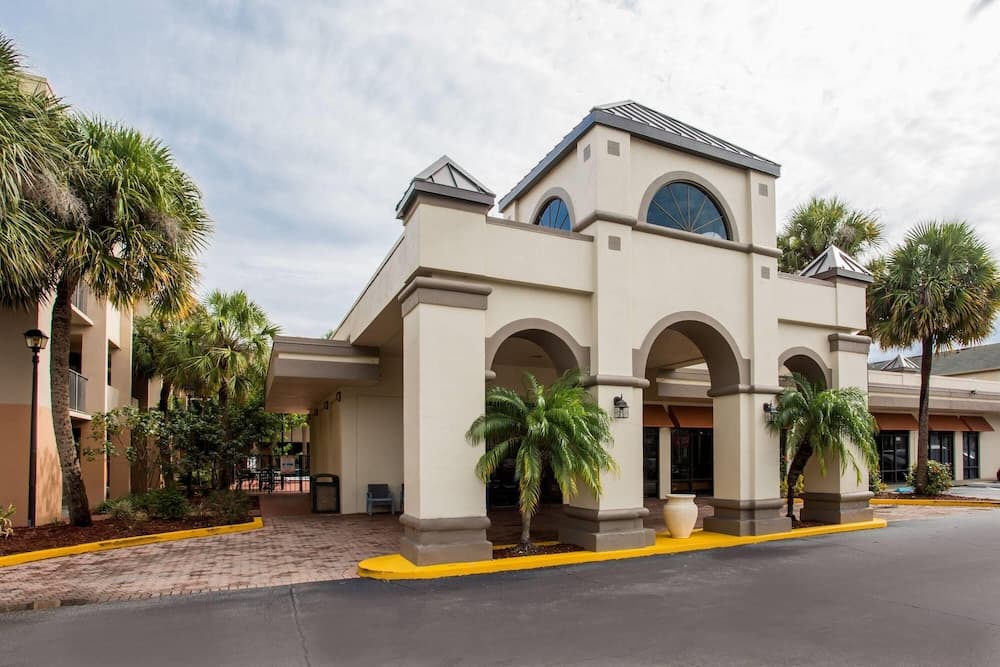 Days Inn & Suites by Wyndham Orlando Airport 1