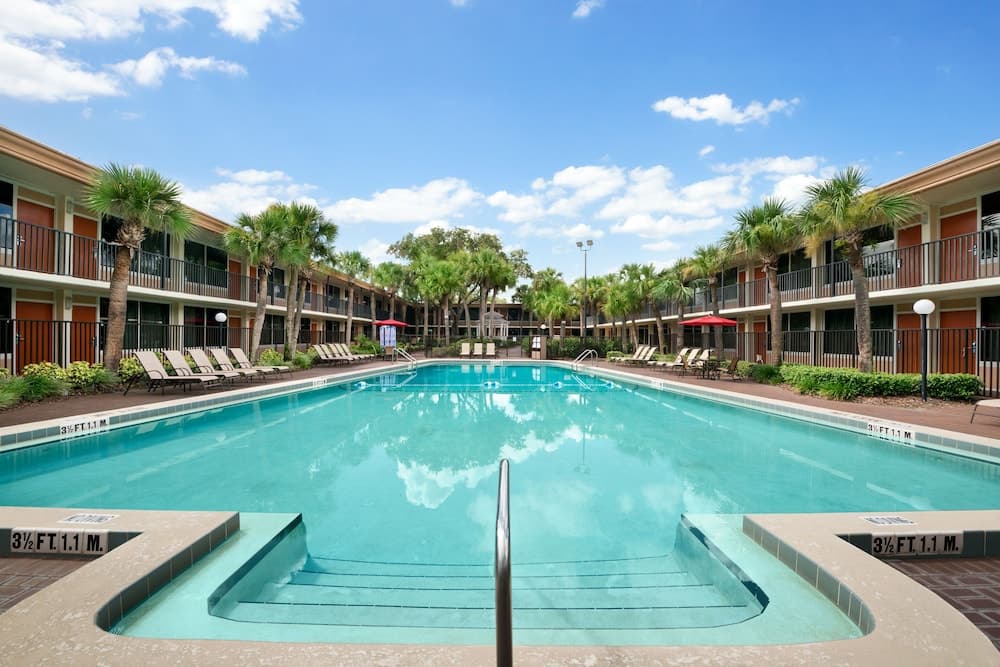 Ramada by Wyndham Kissimmee Gateway 1