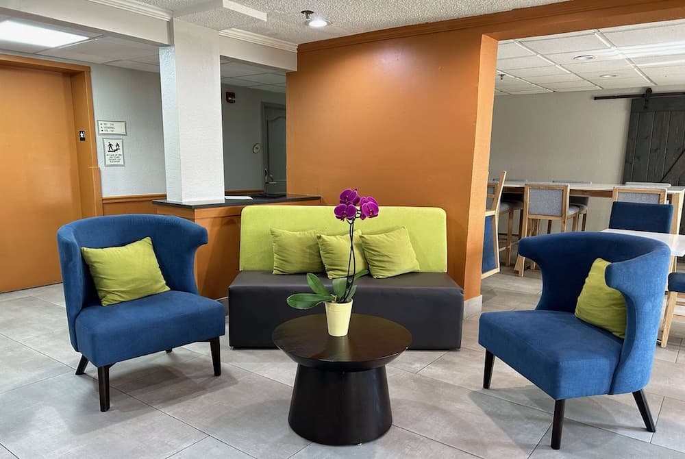 La Quinta Inn & Suites by Wyndham Orlando South 1