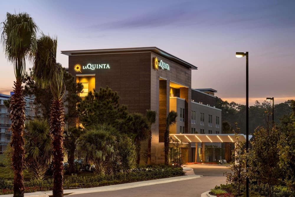La Quinta Inn & Suites by Wyndham Orlando - IDrive Theme Parks 1