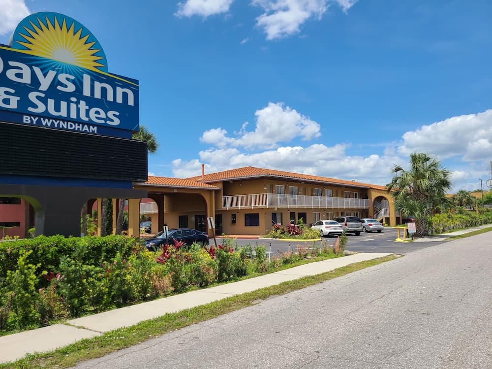 Days Inn & Suites by Wyndham Orlando East UCF Area 1