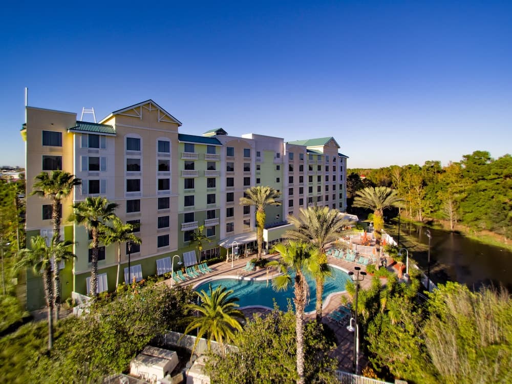 Comfort Suites Maingate East 1